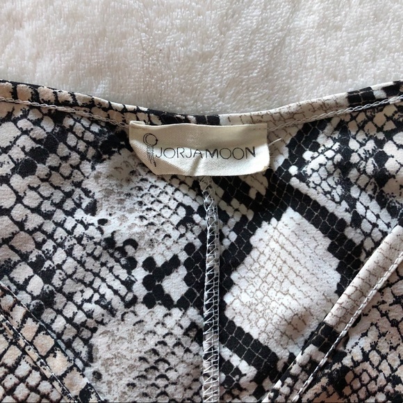 Snake print tie-front top - Picture 3 of 3